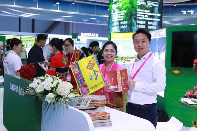 白沙多款旅游和非遗产品亮相2025中国国际旅游交易会 吸引众多客商和
